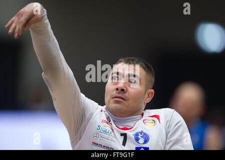 Hamburg, Deutschland. 12. März 2016. Bestami Boz Hamburg in Aktion bei der EuroLeague Rollstuhl Basketball Qualifier match zwischen BG Korb Hamburg und Beit Halochem Tel Aviv in Inselparkhalle in Hamburg, Deutschland, 12. März 2016. Foto: Lukas Schulze/Dpa/Alamy Live News Stockfoto