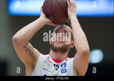 Hamburg, Deutschland. 12. März 2016. Jan Niklas Neuroth Hamburg in Aktion bei der EuroLeague Rollstuhl Basketball Qualifier match zwischen BG Korb Hamburg und Beit Halochem Tel Aviv in Inselparkhalle in Hamburg, Deutschland, 12. März 2016. Foto: Lukas Schulze/Dpa/Alamy Live News Stockfoto