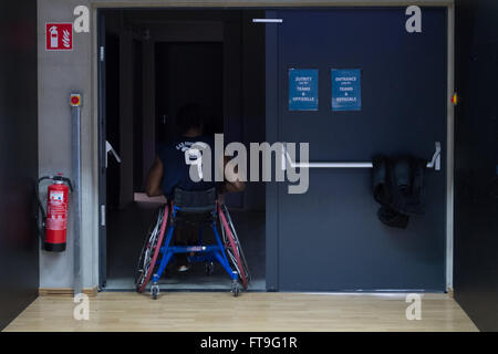 Hamburg, Deutschland. 12. März 2016. Matthew Scott von Porto Torres verlässt die Arena nach der EuroLeague Rollstuhl-Basketball-Qualifikation-Spiel zwischen CD Iluion und GSD Porto Torres im Inselparkhalle in Hamburg, Deutschland, 12. März 2016. Foto: Lukas Schulze/Dpa/Alamy Live News Stockfoto