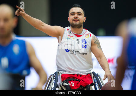 Hamburg, Deutschland. 12. März 2016. Mustafa Korkmaz Hamburg in Aktion bei der EuroLeague Rollstuhl Basketball Qualifier match zwischen BG Korb Hamburg und Beit Halochem Tel Aviv in Inselparkhalle in Hamburg, Deutschland, 12. März 2016. Foto: Lukas Schulze/Dpa/Alamy Live News Stockfoto