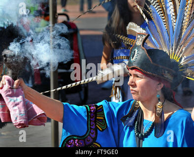 Albuquerque, NM, USA. 26. März 2016. Virginia Necochea macht ein Angebot im Norden, Süd-Ost und West, bevor die aztekische Tänzer zum Line-up der Cesar Chavez-Marsch von National Hispanic Cultural Center beginnen. Samstag, 26. März 2016. © Jim Thompson/Albuquerque Journal/ZUMA Draht/Alamy Live-Nachrichten Stockfoto