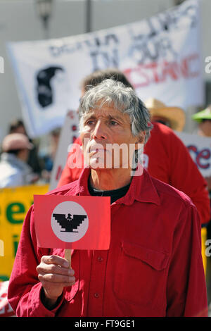 Albuquerque, NM, USA. 26. März 2016. Hershel Weiss zeigt seine Unterstützung, als er in der Cesar Chavez-Marsch von der National Hispanic Cultural Center entlang spaziert. Samstag, 26. März 2016. © Jim Thompson/Albuquerque Journal/ZUMA Draht/Alamy Live-Nachrichten Stockfoto