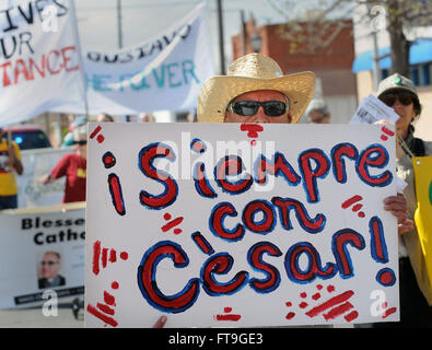 Albuquerque, NM, USA. 26. März 2016. Carlos Bransford zeigt seine Unterstützung für Cesar Chavez während der Cesar Chavez im März aus der National Hispanic Cultural Center. Samstag, 26. März 2016. © Jim Thompson/Albuquerque Journal/ZUMA Draht/Alamy Live-Nachrichten Stockfoto