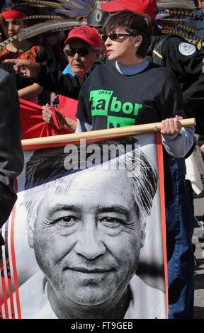 Albuquerque, NM, USA. 26. März 2016. Sandra Perea mit er AFSCME hält das Banner für die Führung des Marsches Cesar Chavez von National Hispanic Cultural Center. Samstag, 26. März 2016. © Jim Thompson/Albuquerque Journal/ZUMA Draht/Alamy Live-Nachrichten Stockfoto