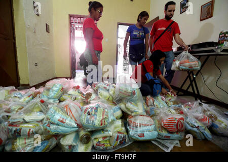 Caracas, Venezuela. 26. März 2016. Menschen nehmen Teil an einem von Haus zu Haus Essen Verteilung Event im Rahmen des beliebten System der Verteilung der Nahrungsmittel, verstärkt durch die venezolanische Regierung, Ernährungssicherheit, in Caracas, Venezuela, am 26. März 2016 zu garantieren. © Gregorio Teran/AVN/Xinhua/Alamy Live-Nachrichten Stockfoto