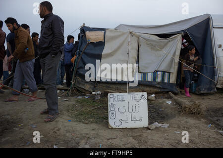 Idomeni, Griechenland. 26. März 2016. Nach der Schließung der Grenzen Griechisch-Skopje, Abdichtung der westlichen Balkan-Route, gefolgt von der Ankündigung der griechischen Regierung Fragen, Flüchtlinge, Ideomeni Durchgangslager, Räumen reiste eine große Gruppe von Flüchtlingen in andere Lager in Griechenland während andere entschieden zu bleiben und demonstrieren gegen die Strecke Abdichtung an der griechisch-Skopje Staatsgrenzen, am 28. März die GR-Vize-Sekretär genannt Flüchtlinge mit über 250.000 Euro, in Griechenland zu investieren! Bilder von Paoenia Gemeinde, Kilkis, Zentralmakedonien. Bildnachweis: Vassilis Triantafyllidis/Alamy Live-Nachrichten Stockfoto