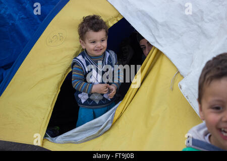 Idomeni, Griechenland. 26. März 2016. Nach der Schließung der Grenzen Griechisch-Skopje, Abdichtung der westlichen Balkan-Route, gefolgt von der Ankündigung der griechischen Regierung Fragen, Flüchtlinge, Ideomeni Durchgangslager, Räumen reiste eine große Gruppe von Flüchtlingen in andere Lager in Griechenland während andere entschieden zu bleiben und demonstrieren gegen die Strecke Abdichtung an der griechisch-Skopje Staatsgrenzen, am 28. März die GR-Vize-Sekretär genannt Flüchtlinge mit über 250.000 Euro, in Griechenland zu investieren! Bilder von Paoenia Gemeinde, Kilkis, Zentralmakedonien. Bildnachweis: Vassilis Triantafyllidis/Alamy Live-Nachrichten Stockfoto