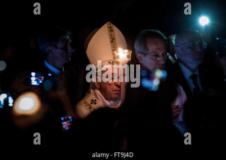 Vatikanstadt, Vatikan. 26. März 2016. Papst Francis hält der Osterkerze, wie er zur Feier der Osternacht Messe in der Basilika St. Peter im Vatikan, Vatikanstadt kommt. Die Feier der Osternacht beginnt mit dem Segen der österlichen Flamme im Atrium der Basilika von St. Peter. Die Osterkerze wird dann in einer Prozession in die Kirche gebracht. Nach dem, ein Diakon singt das "Exultet", dem alten Hymnus, der die Auferstehung lobt. Bildnachweis: Giuseppe Ciccia/Pacific Press/Alamy Live-Nachrichten Stockfoto