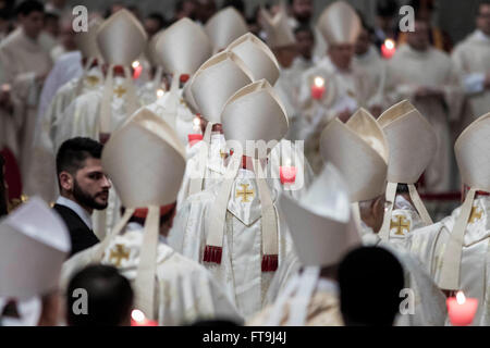 Vatikanstadt, Vatikan. 26. März 2016. Kardinäle und Bischöfe besuchen die Osternacht Messe zelebriert von Papst Francis in den Petersdom im Vatikan, Vatikanstadt. Die Feier der Osternacht beginnt mit dem Segen der österlichen Flamme im Atrium der Basilika von St. Peter. Die Osterkerze wird dann in einer Prozession in die Kirche gebracht. Nach dem, ein Diakon singt das "Exultet", dem alten Hymnus, der die Auferstehung lobt. Bildnachweis: Giuseppe Ciccia/Pacific Press/Alamy Live-Nachrichten Stockfoto