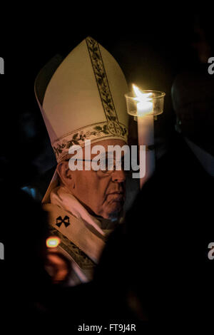 Vatikanstadt, Vatikan. 26. März 2016. Papst Francis hält der Osterkerze, wie er zur Feier der Osternacht Messe in der Basilika St. Peter im Vatikan, Vatikanstadt kommt. Die Feier der Osternacht beginnt mit dem Segen der österlichen Flamme im Atrium der Basilika von St. Peter. Die Osterkerze wird dann in einer Prozession in die Kirche gebracht. Nach dem, ein Diakon singt das "Exultet", dem alten Hymnus, der die Auferstehung lobt. Bildnachweis: Giuseppe Ciccia/Pacific Press/Alamy Live-Nachrichten Stockfoto