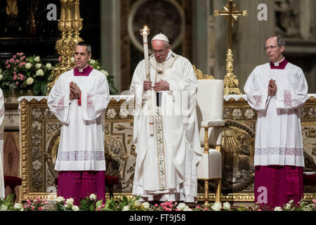 Vatikanstadt, Vatikan. 26. März 2016. Papst Francis hält der Osterkerze, wie er zur Feier der Osternacht Messe in der Basilika St. Peter im Vatikan, Vatikanstadt kommt. Die Feier der Osternacht beginnt mit dem Segen der österlichen Flamme im Atrium der Basilika von St. Peter. Die Osterkerze wird dann in einer Prozession in die Kirche gebracht. Nach dem, ein Diakon singt das "Exultet", dem alten Hymnus, der die Auferstehung lobt. Bildnachweis: Giuseppe Ciccia/Pacific Press/Alamy Live-Nachrichten Stockfoto