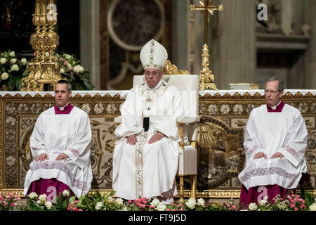 Vatikanstadt, Vatikan. 26. März 2016. Papst Francis feiert die Osternacht Messe in der Basilika St. Peter im Vatikan, Vatikanstadt. Die Feier der Osternacht beginnt mit dem Segen der österlichen Flamme im Atrium der Basilika von St. Peter. Die Osterkerze wird dann in einer Prozession in die Kirche gebracht. Nach dem, ein Diakon singt das "Exultet", dem alten Hymnus, der die Auferstehung lobt. Bildnachweis: Giuseppe Ciccia/Pacific Press/Alamy Live-Nachrichten Stockfoto