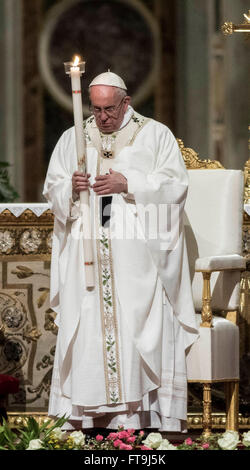 Vatikanstadt, Vatikan. 26. März 2016. Papst Francis hält der Osterkerze, wie er zur Feier der Osternacht Messe in der Basilika St. Peter im Vatikan, Vatikanstadt kommt. Die Feier der Osternacht beginnt mit dem Segen der österlichen Flamme im Atrium der Basilika von St. Peter. Die Osterkerze wird dann in einer Prozession in die Kirche gebracht. Nach dem, ein Diakon singt das "Exultet", dem alten Hymnus, der die Auferstehung lobt. Bildnachweis: Giuseppe Ciccia/Pacific Press/Alamy Live-Nachrichten Stockfoto