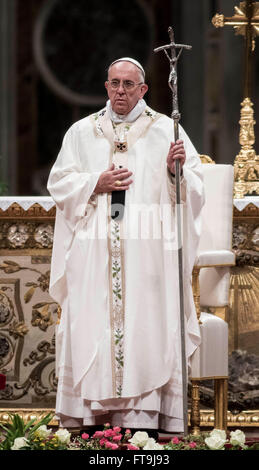 Vatikanstadt, Vatikan. 26. März 2016. Papst Francis feiert die Osternacht Messe in der Basilika St. Peter im Vatikan, Vatikanstadt. Die Feier der Osternacht beginnt mit dem Segen der österlichen Flamme im Atrium der Basilika von St. Peter. Die Osterkerze wird dann in einer Prozession in die Kirche gebracht. Nach dem, ein Diakon singt das "Exultet", dem alten Hymnus, der die Auferstehung lobt. Bildnachweis: Giuseppe Ciccia/Pacific Press/Alamy Live-Nachrichten Stockfoto