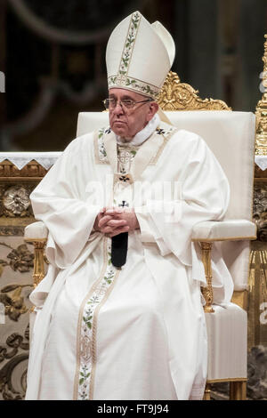 Vatikanstadt, Vatikan. 26. März 2016. Papst Francis feiert die Osternacht Messe in der Basilika St. Peter im Vatikan, Vatikanstadt. Die Feier der Osternacht beginnt mit dem Segen der österlichen Flamme im Atrium der Basilika von St. Peter. Die Osterkerze wird dann in einer Prozession in die Kirche gebracht. Nach dem, ein Diakon singt das "Exultet", dem alten Hymnus, der die Auferstehung lobt. Bildnachweis: Giuseppe Ciccia/Pacific Press/Alamy Live-Nachrichten Stockfoto