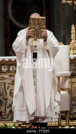 Vatikanstadt, Vatikan. 26. März 2016. Papst Francis hält das Buch der Evangelien, wie er die Osternacht Messe in der Basilika St. Peter im Vatikan, Vatican feiert. Die Feier der Osternacht beginnt mit dem Segen der österlichen Flamme im Atrium der Basilika von St. Peter. Die Osterkerze wird dann in einer Prozession in die Kirche gebracht. Nach dem, ein Diakon singt das "Exultet", dem alten Hymnus, der die Auferstehung lobt. Bildnachweis: Giuseppe Ciccia/Pacific Press/Alamy Live-Nachrichten Stockfoto