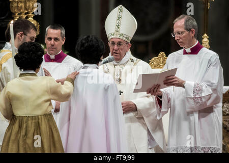 Vatikanstadt, Vatikan. 26. März 2016. Papst Francis feiert die Osternacht Messe in der Basilika St. Peter im Vatikan, Vatikanstadt. Die Feier der Osternacht beginnt mit dem Segen der österlichen Flamme im Atrium der Basilika von St. Peter. Die Osterkerze wird dann in einer Prozession in die Kirche gebracht. Nach dem, ein Diakon singt das "Exultet", dem alten Hymnus, der die Auferstehung lobt. Bildnachweis: Giuseppe Ciccia/Pacific Press/Alamy Live-Nachrichten Stockfoto