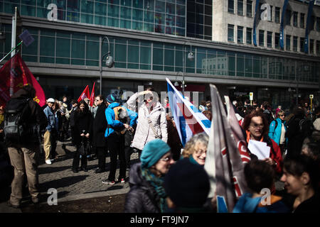 Berlin, Deutschland. 26. März 2016. Demonstranten versammeln sich zum traditionellen "Ostern-Marsch" in den Osterferien in Berlin, Deutschland, am 26. März 2016. Demonstranten gingen auf die Straße am Samstag in der deutschen Hauptstadt Berlin Protest gegen Kriege und Waffen Exporte. © Zhang Fan/Xinhua/Alamy Live-Nachrichten Stockfoto