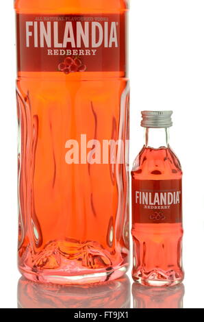 Finlandia Redberry Wodka isoliert auf weiss. Stockfoto