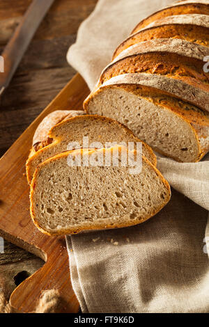 Hausgemachte knusprige Roggen Brot fertig zum Verzehr Stockfoto