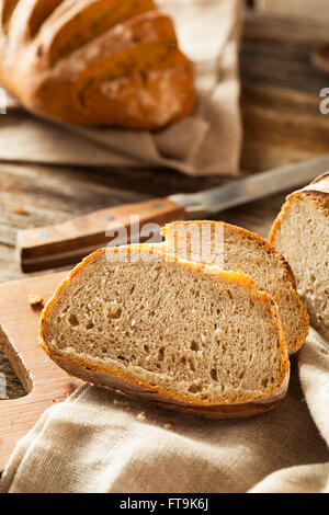 Hausgemachte knusprige Roggen Brot fertig zum Verzehr Stockfoto