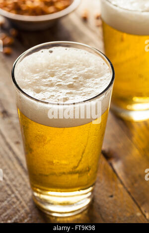 Erfrischende Sommer-Pint Bier bereit zu trinken Stockfoto