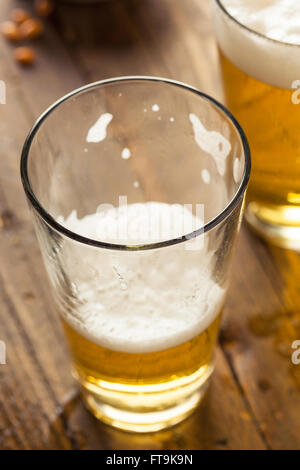 Erfrischende Sommer-Pint Bier bereit zu trinken Stockfoto