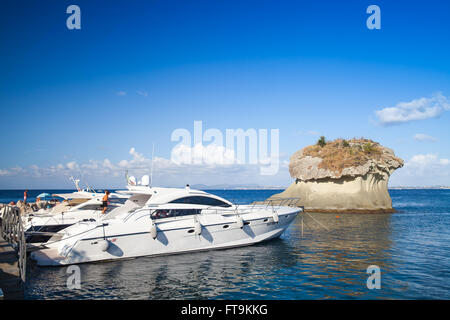 Lacco Ameno, Italien - 17. August 2015: Vertäut Vergnügen Motoryachten mit Passagieren an Bord in der Nähe von Il Fungo. Pilz-geformten Felsen Stockfoto