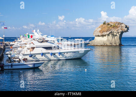 Lacco Ameno, Italien - 17. August 2015: Vertäut Vergnügen Motoryachten mit Passagieren in der Nähe von Il Fungo. Pilz-geformten Felsen in der Bucht Stockfoto