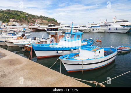 Lacco Ameno, Italien - 11. August 2015: Angeln, Boote und Yachten ankern in der italienischen Marina, auf der Insel Ischia Vergnügen Stockfoto