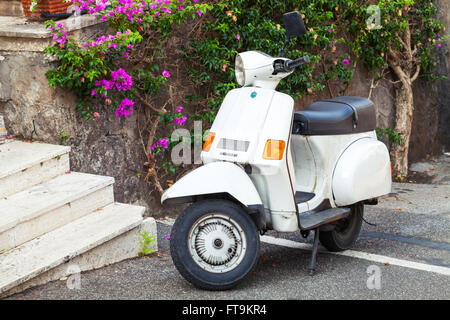 Lacco Ameno, Italien - 13. August 2015: Retro-Roller Classic white Piaggio steht geparkt in einer Stadt Stockfoto