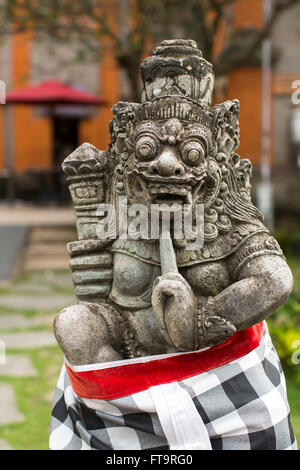 Traditionelle Dämon Guard Statue gemeißelt in Stein auf Bali, Indonesien. Stockfoto