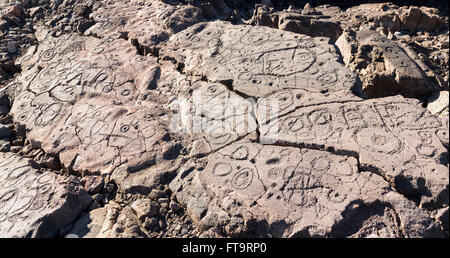 Komplexe Felszeichnungen. Petroglyphen in das weiche Vulkangestein in der Nähe von Waikoloa Beach Resort zerkratzt Stockfoto