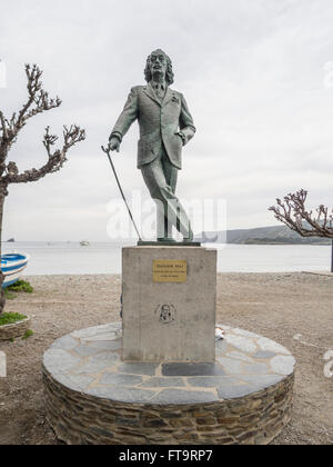 Statue von Salvador Dali auf Cadaque Strand. Stützte sich auf seinen Stock einer gepflegten Dali thront über dem Dorfstrand und Hauptplatz. Stockfoto