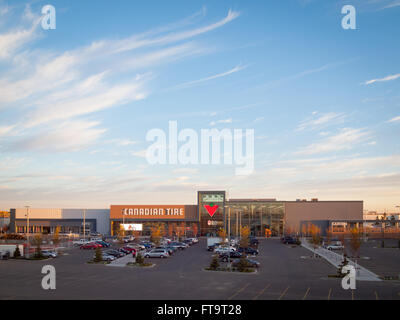 Ein Canadian Tire Store in South Edmonton Common in Edmonton, Alberta, Kanada. Stockfoto