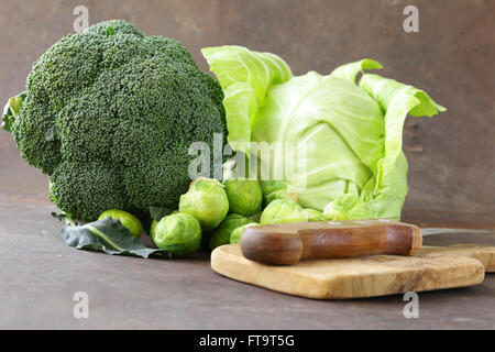 verschiedene Arten von Kohl - Brokkoli, Rosenkohl und Weißkohl Stockfoto