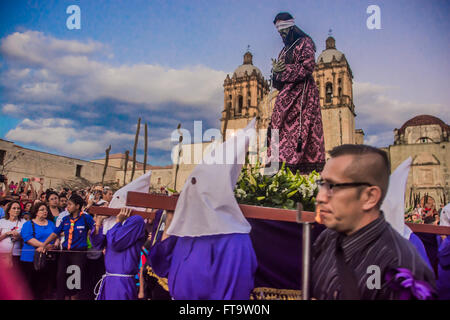 Silent Parade gedenkt den Tag der Kreuzigung Christi. der Brauch wurde von kolonialen Spanisch nach Mexiko gebracht. Stockfoto