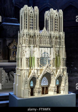 Modell der Kathedrale von Reims im Inneren der Kathedrale von Reims, Reims, Frankreich Stockfoto