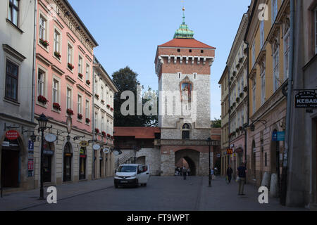 St. Florian Gate (Brama Florianska) und Florianska Straße, gotische mittelalterliche Festung in der Altstadt von Krakau (Krakau), Polen Stockfoto