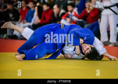 Tscheljabinsk, Russland - 19. März 2016: Kampf der beiden Athleten Ringkämpfer während der russischen Konkurrenz über judo Stockfoto