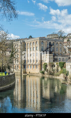 Die alte Abtei wollenen Mühle spiegelt sich in den Fluss Avon in Bradford on Avon in Wiltshire Stockfoto