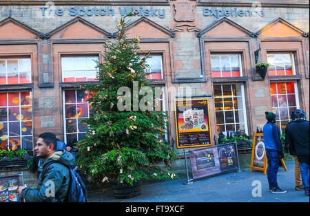 Edinburgh, Schottland - 23. Dezember 2015: Touristen besuchen The Scotch Whisky Experience, wichtigen touristischen Wahrzeichen in Edinburgh, Scot Stockfoto