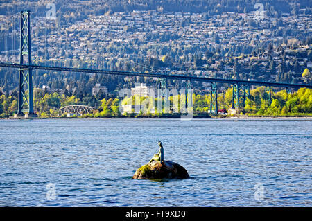 Skulptur Mädchen im Neoprenanzug Blick auf Lion es Gate Bridge und North Vancouver, British Columbia, Kanada Stockfoto