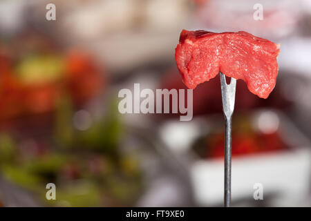 Stück Fleisch auf ein Fondue Gabel Stockfoto