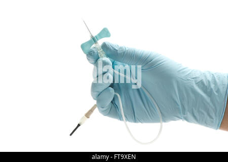 Health care Worker behandschuhten Hand hält kleine blaue Schmetterling Katheter. Stockfoto