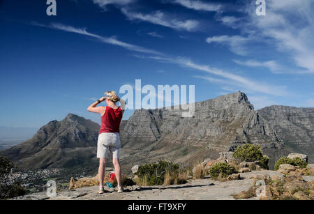 Eine blonde Frau schaut die Aussicht vom Gipfel der Tafelberg in Kapstadt, Südafrika. Stockfoto