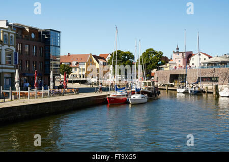 STRALSUND, Deutschland - 13. August 2015: Straßen der Altstadt, Hafen von Stralsund, Mecklenburg-Vorpommern, Deutschland Stockfoto