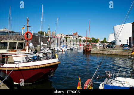 STRALSUND, Deutschland - 13. August 2015: Straßen der Altstadt, Hafen von Stralsund, Mecklenburg-Vorpommern, Deutschland Stockfoto