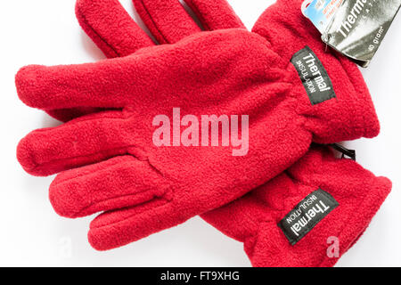 Thermische Isolierung paar Damen Rot Microfaser-Fleece-Handschuhe eingerichtet auf weißem Hintergrund Stockfoto