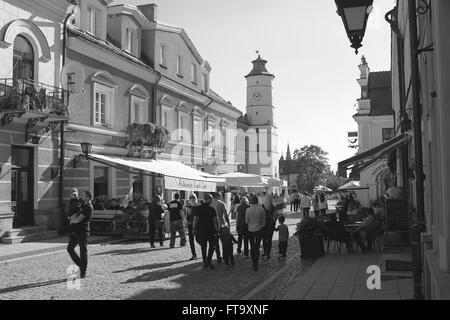 Alte Stadt-Straße von Sandomierz mit Touristen oder Besucher, schwarzen und weißen redaktionelle Fotografie, Woiwodschaft Podkarpackie, Polen Stockfoto